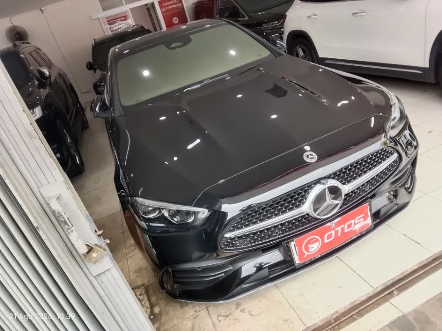 Foto Mobil Bekas Kanan Depan Mercedes-Benz C300 2.0 AMG tahun 2023