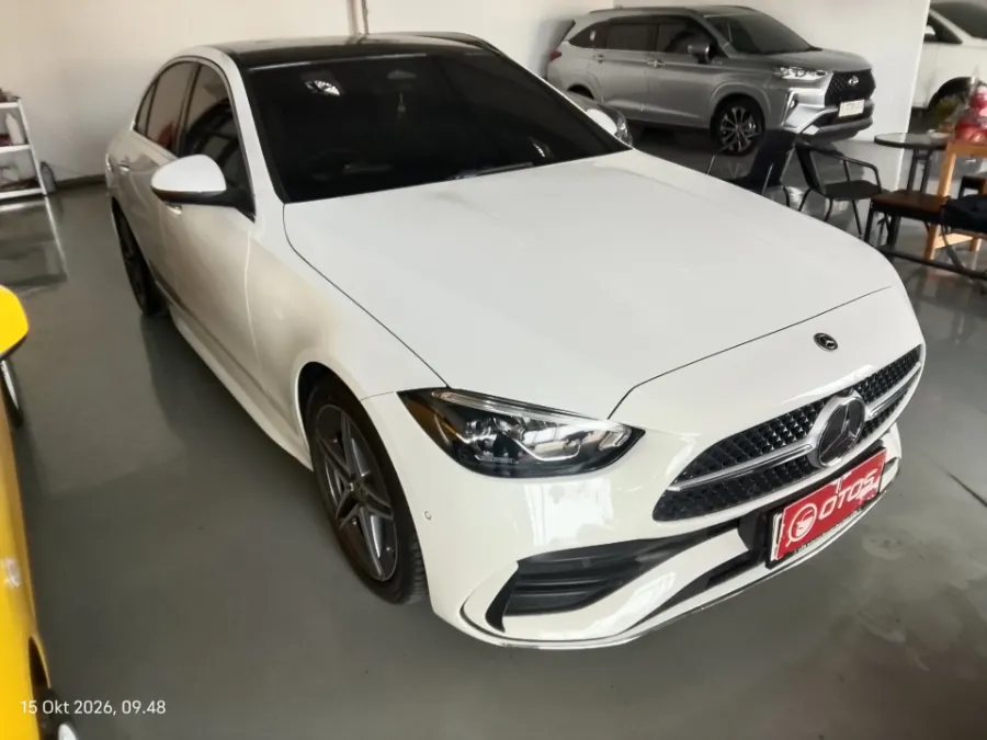 Foto Mobil Bekas Kanan Depan Mercedes-Benz C300 2.0 AMG tahun 2023
