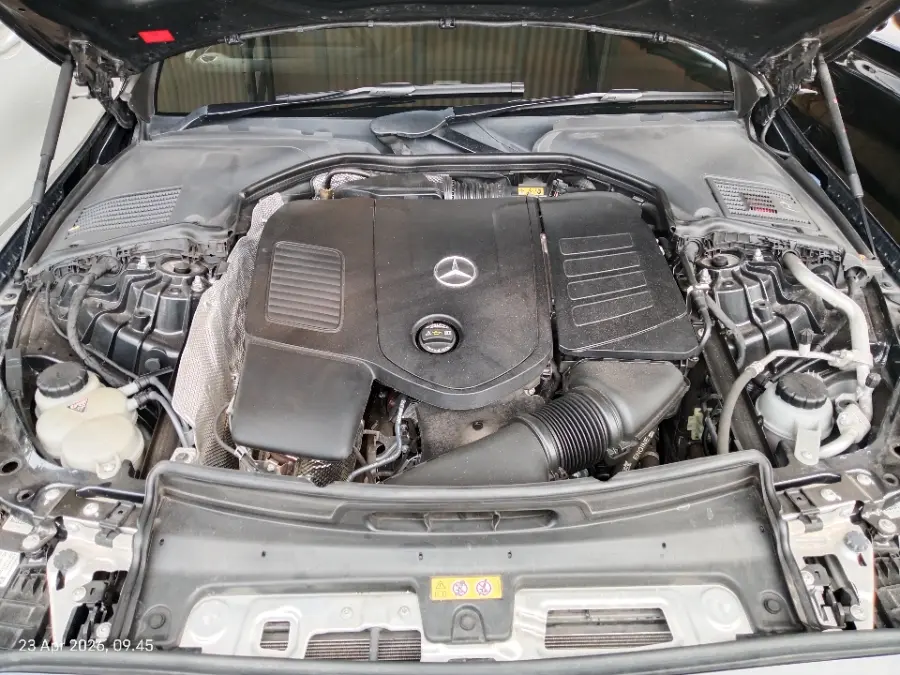 Foto Mobil Bekas Mesin Mercedes-Benz C300 2.0 AMG tahun 2023