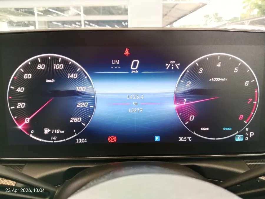 Foto Mobil Bekas Odometer Mercedes-Benz C300 2.0 AMG tahun 2023