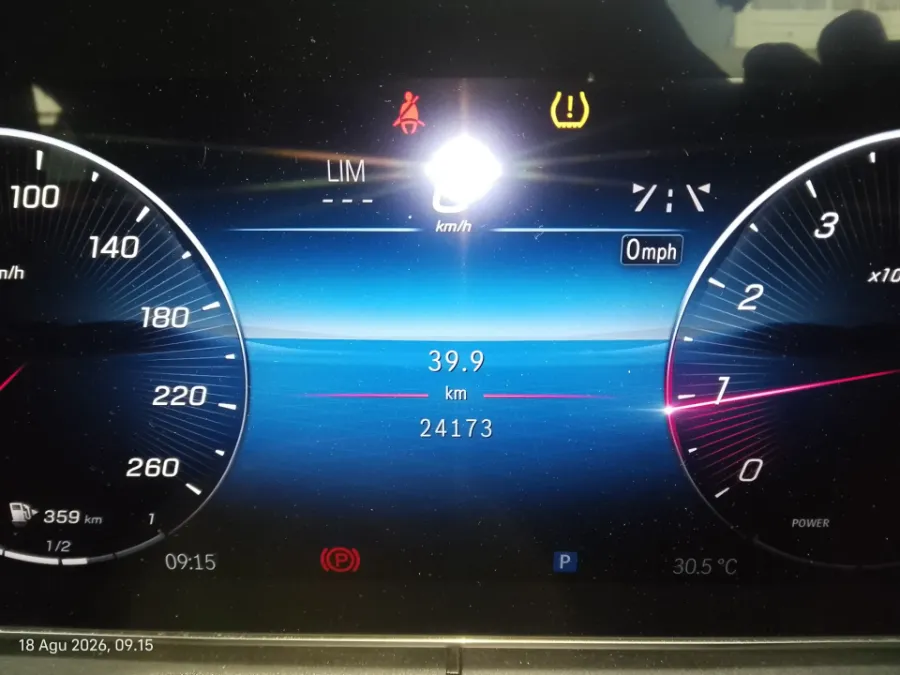 Foto Mobil Bekas Odometer Mercedes-Benz C300 2.0 AMG tahun 2023