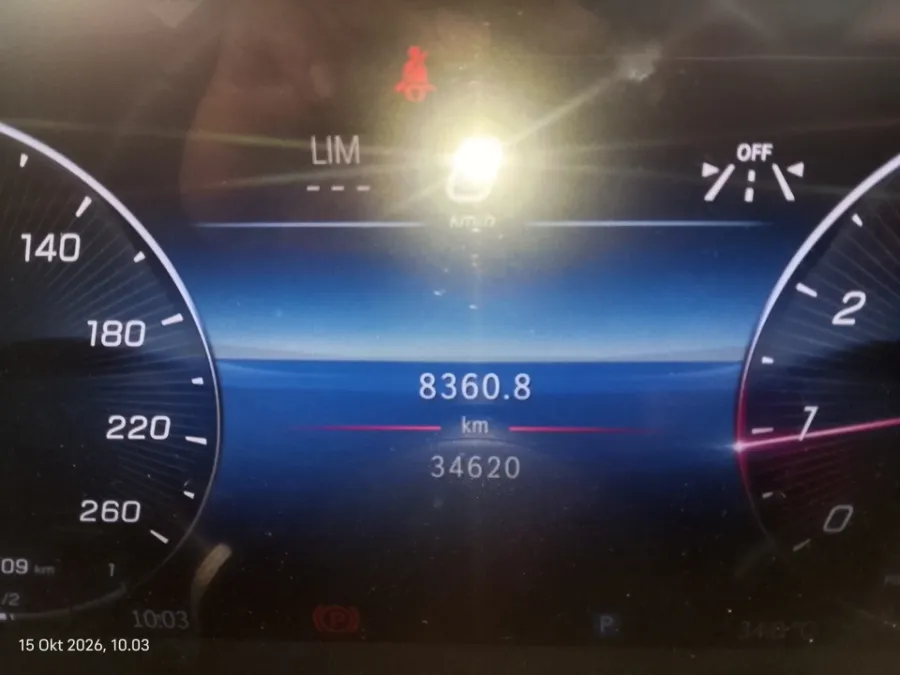 Foto Mobil Bekas Odometer Mercedes-Benz C300 2.0 AMG tahun 2023