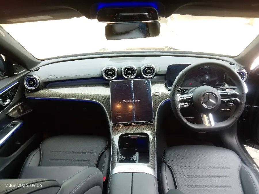 Foto Mobil Bekas Dashboard Mercedes-Benz C300 2.0 AMG tahun 2024