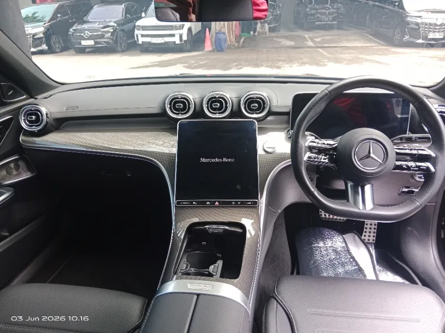 Foto Mobil Bekas Dashboard Mercedes-Benz C300 2.0 AMG tahun 2024