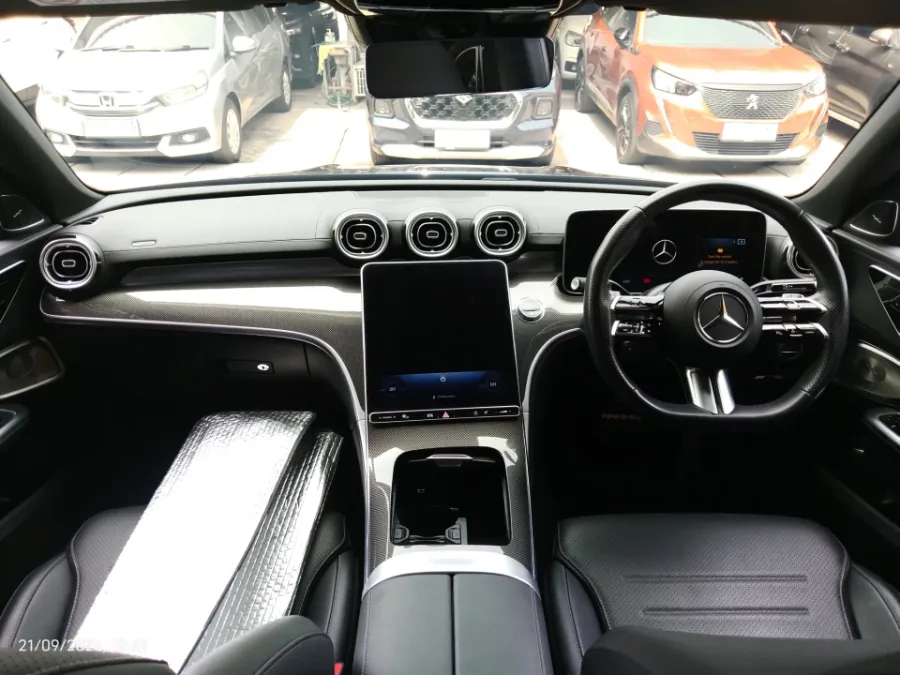 Foto Mobil Bekas Dashboard Mercedes-Benz C300 2.0 AMG tahun 2024