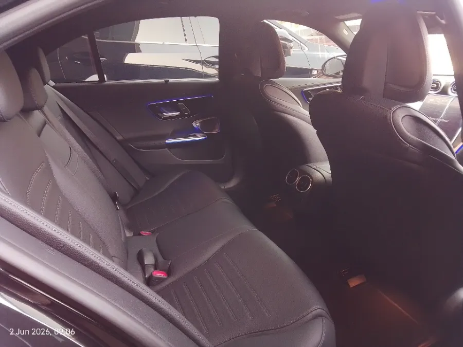 Foto Mobil Bekas Kabin Belakang Mercedes-Benz C300 2.0 AMG tahun 2024