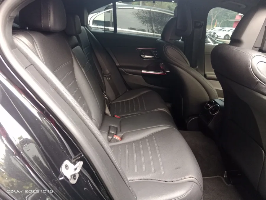 Foto Mobil Bekas Kabin Belakang Mercedes-Benz C300 2.0 AMG tahun 2024