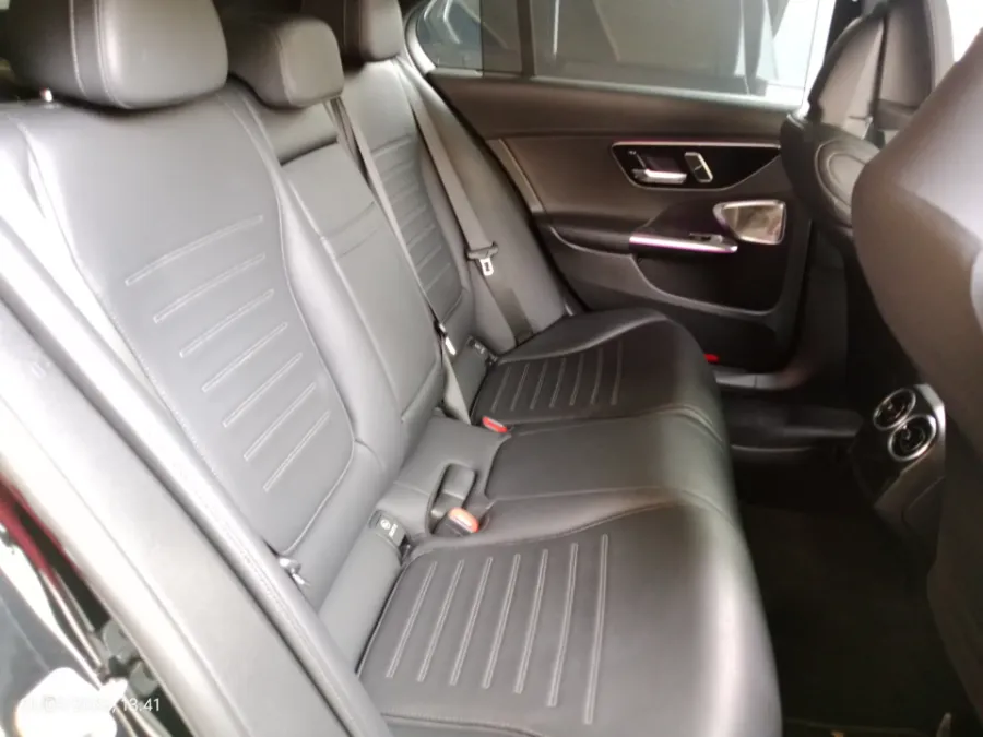 Foto Mobil Bekas Kabin Belakang Mercedes-Benz C300 2.0 AMG tahun 2024