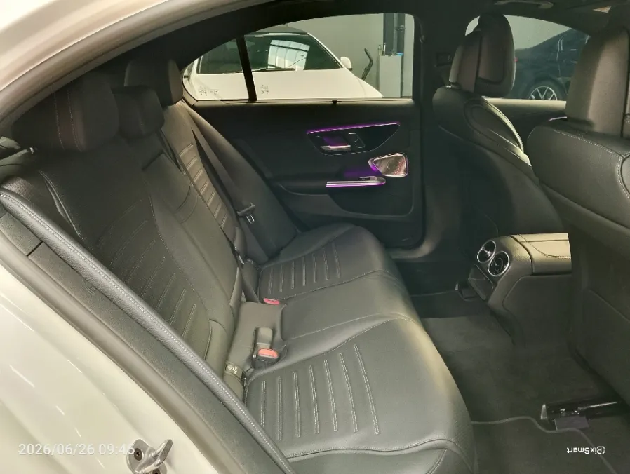 Foto Mobil Bekas Kabin Belakang Mercedes-Benz C300 2.0 AMG tahun 2024