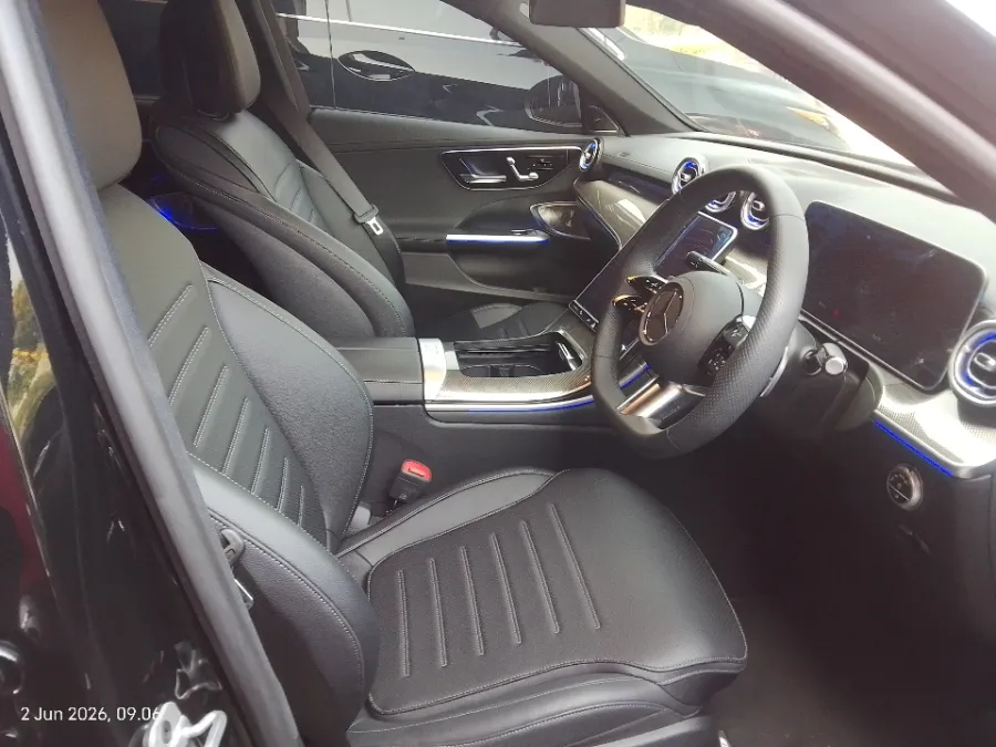 Foto Mobil Bekas Kabin Depan Mercedes-Benz C300 2.0 AMG tahun 2024