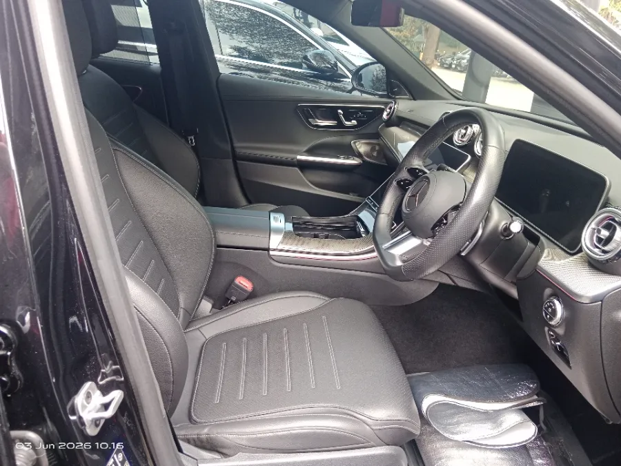 Foto Mobil Bekas Kabin Depan Mercedes-Benz C300 2.0 AMG tahun 2024