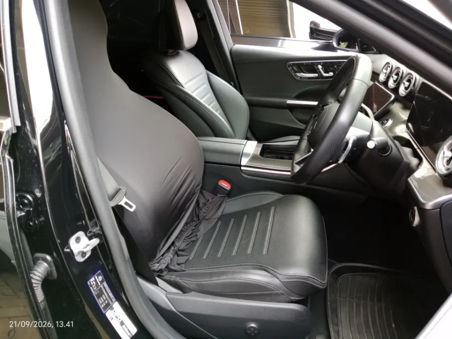 Foto Mobil Bekas Kabin Depan Mercedes-Benz C300 2.0 AMG tahun 2024