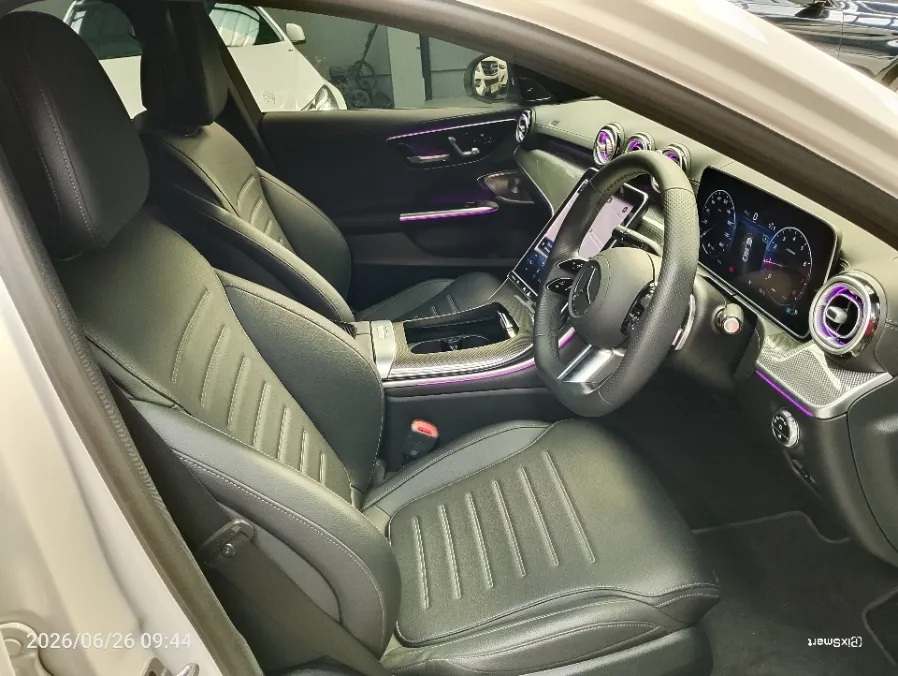 Foto Mobil Bekas Kabin Depan Mercedes-Benz C300 2.0 AMG tahun 2024