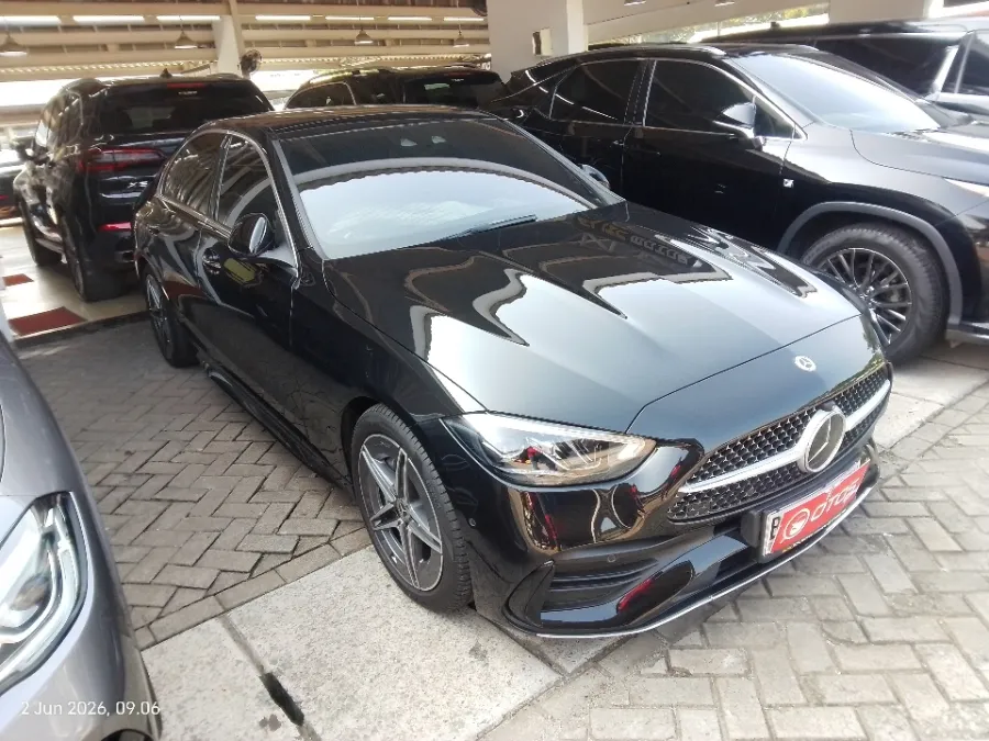 Foto Mobil Bekas Kanan Depan Mercedes-Benz C300 2.0 AMG tahun 2024