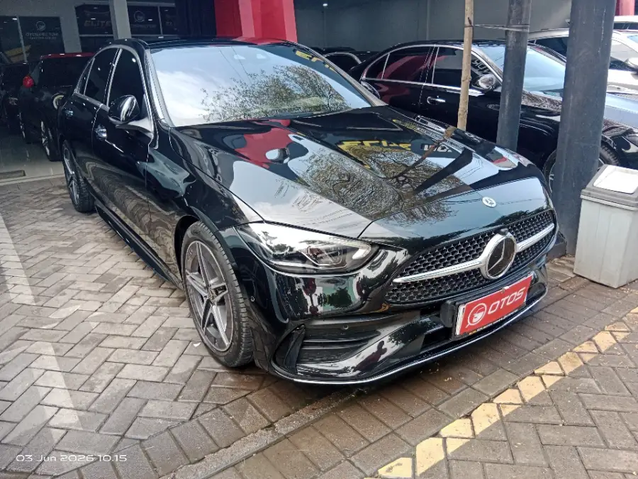 Foto Mobil Bekas Kanan Depan Mercedes-Benz C300 2.0 AMG tahun 2024