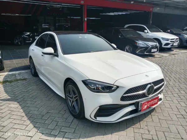 2024 Mercedes-Benz C300 2.0 AMG - Foto 1 dari 6