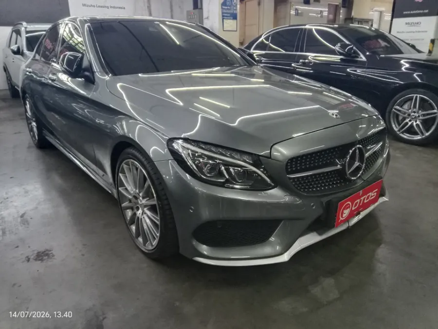 Foto Mobil Bekas Kanan Depan Mercedes-Benz C43 3.0 tahun 2017