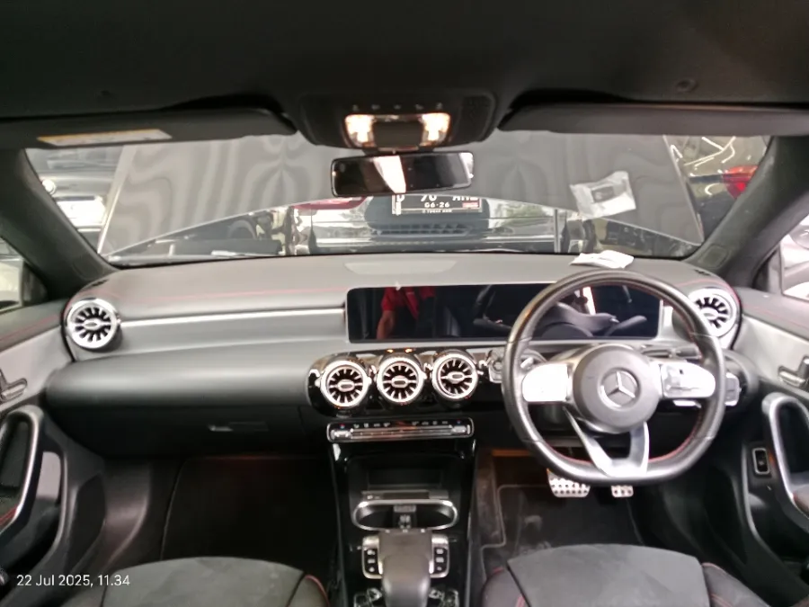 Foto Mobil Bekas Dashboard Mercedes-Benz CLA200 1.3 tahun 2019
