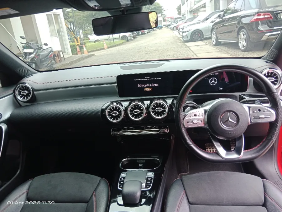 Foto Mobil Bekas Dashboard Mercedes-Benz CLA200 1.3 tahun 2019