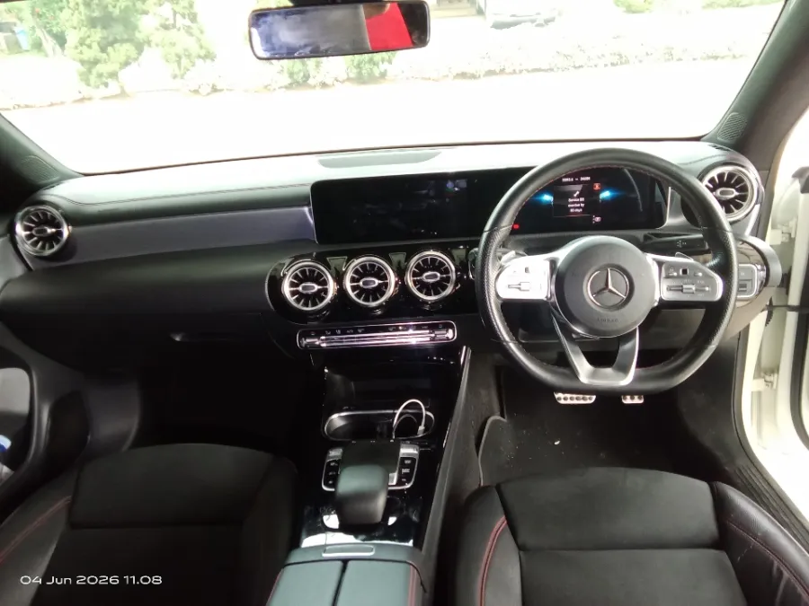 Foto Mobil Bekas Dashboard Mercedes-Benz CLA200 1.3 tahun 2019