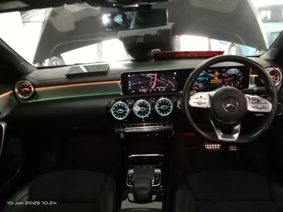 Foto Mobil Bekas Dashboard Mercedes-Benz CLA200 1.3 tahun 2019