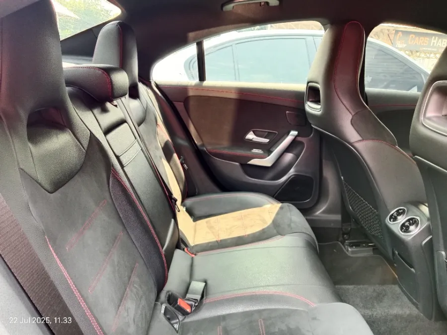 Foto Mobil Bekas Kabin Belakang Mercedes-Benz CLA200 1.3 tahun 2019