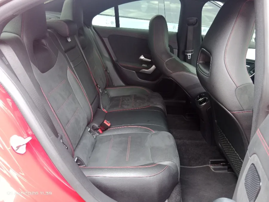 Foto Mobil Bekas Kabin Belakang Mercedes-Benz CLA200 1.3 tahun 2019