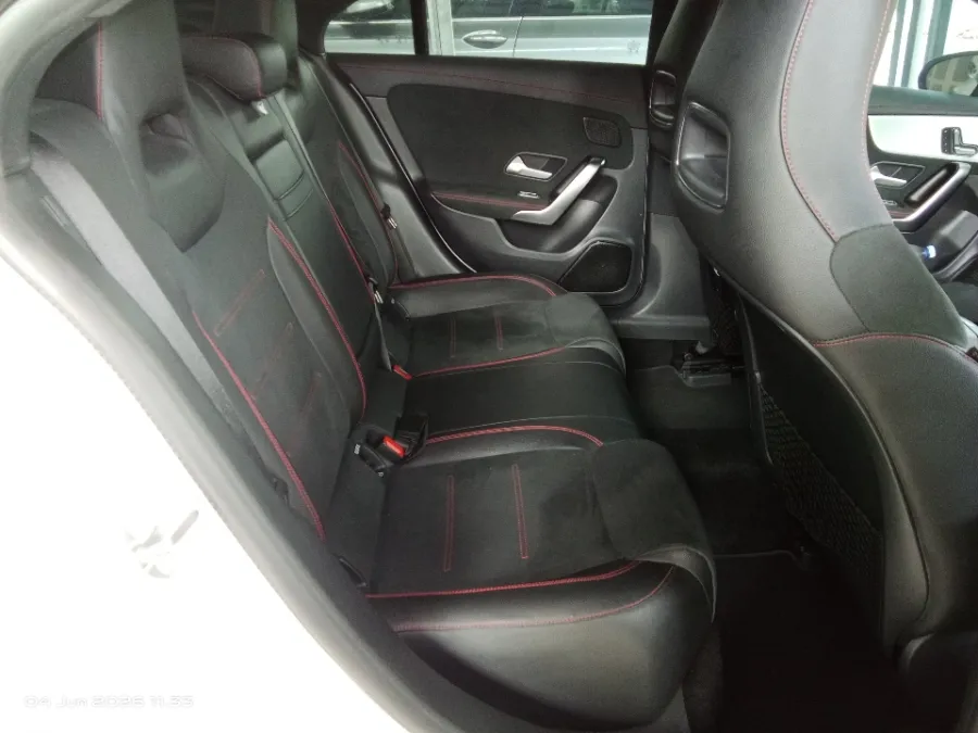 Foto Mobil Bekas Kabin Belakang Mercedes-Benz CLA200 1.3 tahun 2019