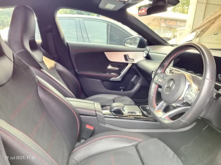 Foto Mobil Bekas Kabin Depan Mercedes-Benz CLA200 1.3 tahun 2019