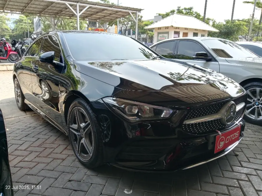 Foto Mobil Bekas Kanan Depan Mercedes-Benz CLA200 1.3 tahun 2019
