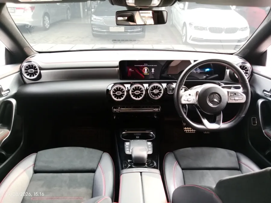Foto Mobil Bekas Dashboard Mercedes-Benz CLA200 1.3 tahun 2020