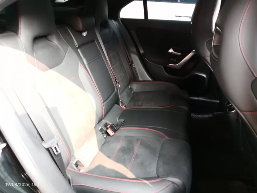 Foto Mobil Bekas Kabin Belakang Mercedes-Benz CLA200 1.3 tahun 2020