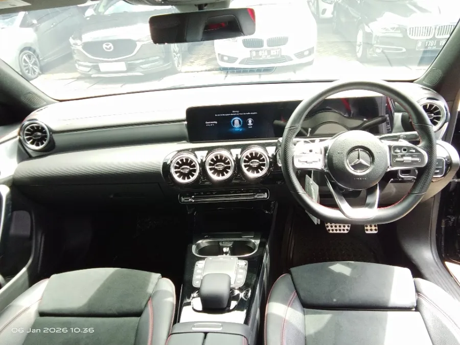 Foto Mobil Bekas Dashboard Mercedes-Benz CLA200 1.3 tahun 2022