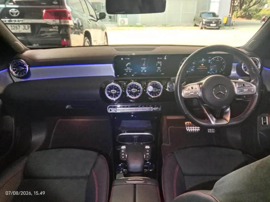 Foto Mobil Bekas Dashboard Mercedes-Benz CLA200 1.3 tahun 2023