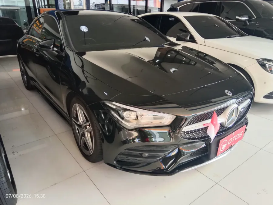 Foto Mobil Bekas Kanan Depan Mercedes-Benz CLA200 1.3 tahun 2023