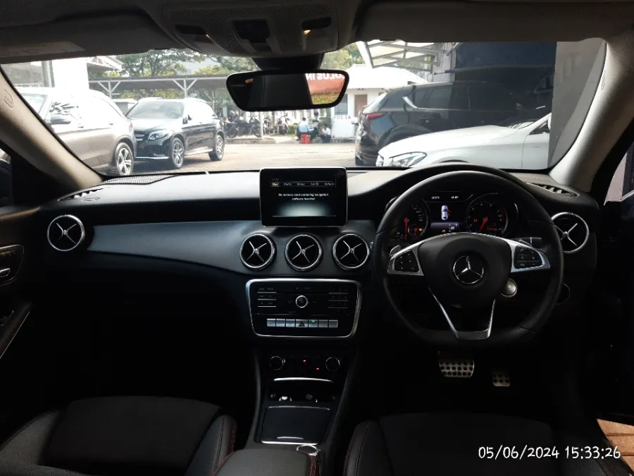 Foto Mobil Bekas Dashboard Mercedes-Benz CLA200 1.3 AMG Line tahun 2018