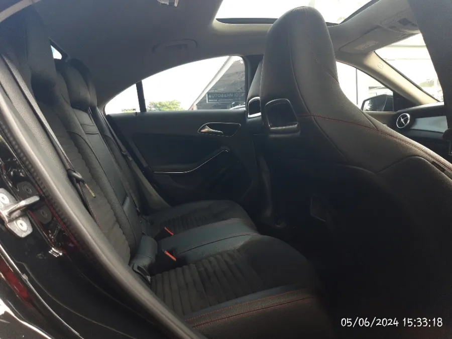Foto Mobil Bekas Kabin Belakang Mercedes-Benz CLA200 1.3 AMG Line tahun 2018