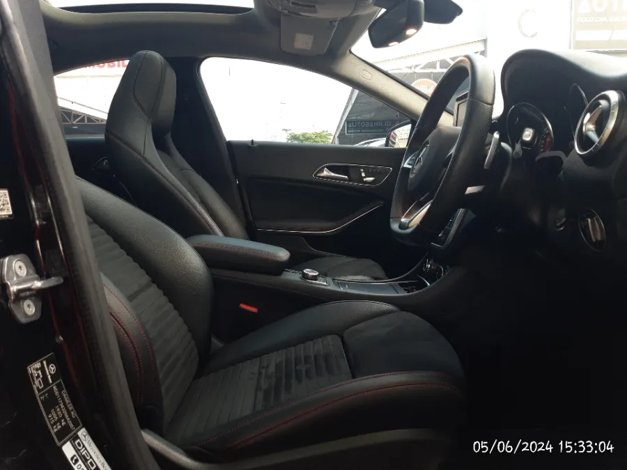Foto Mobil Bekas Kabin Depan Mercedes-Benz CLA200 1.3 AMG Line tahun 2018