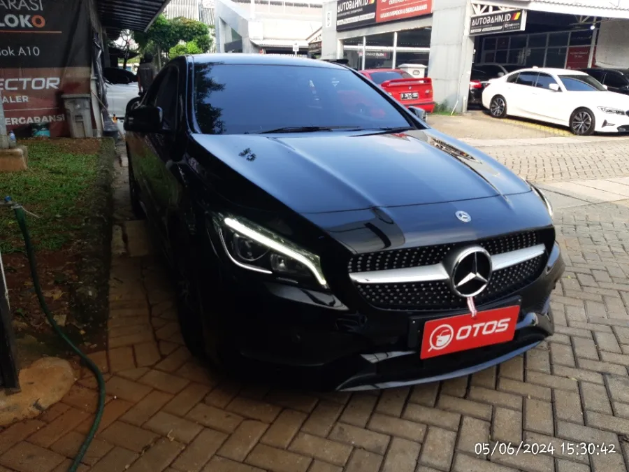 Foto Mobil Bekas Kanan Depan Mercedes-Benz CLA200 1.3 AMG Line tahun 2018
