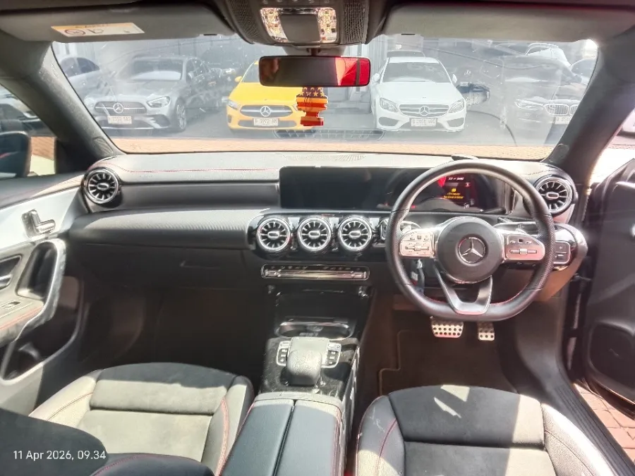 Foto Mobil Bekas Dashboard Mercedes-Benz CLA200 1.3 AMG Line tahun 2019