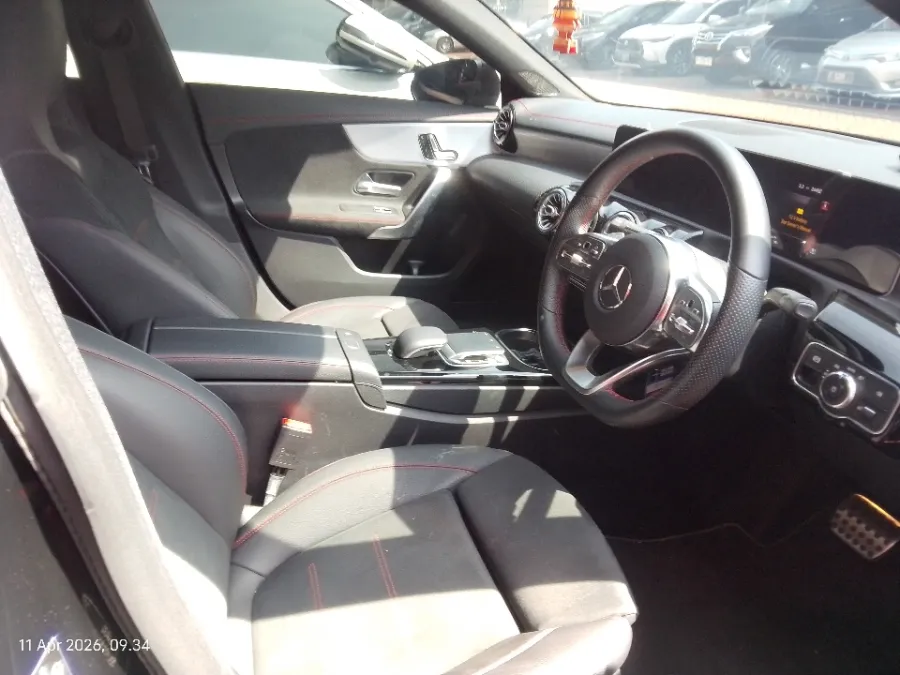 Foto Mobil Bekas Kabin Depan Mercedes-Benz CLA200 1.3 AMG Line tahun 2019