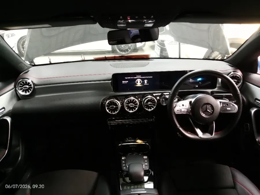 Foto Mobil Bekas Dashboard Mercedes-Benz CLA200 1.3 AMG Line tahun 2020