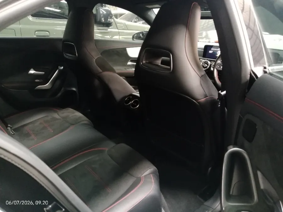 Foto Mobil Bekas Kabin Belakang Mercedes-Benz CLA200 1.3 AMG Line tahun 2020