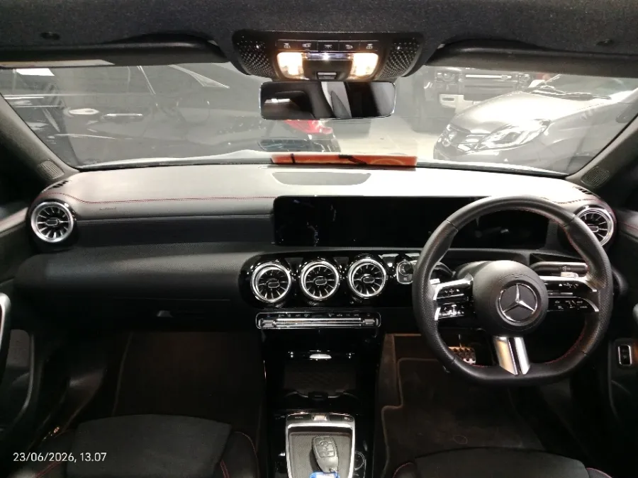 Foto Mobil Bekas Dashboard Mercedes-Benz CLA200 1.3 AMG Line tahun 2023