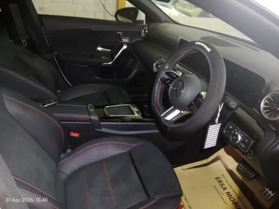 Foto Mobil Bekas Kabin Depan Mercedes-Benz CLA200 1.3 AMG Line tahun 2024