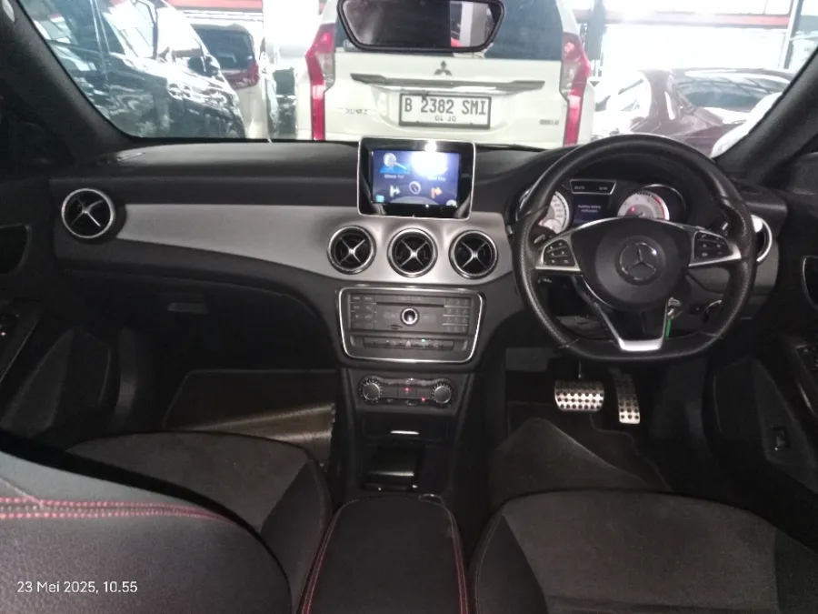 Foto Mobil Bekas Dashboard Mercedes-Benz CLA200 1.6 tahun 2015