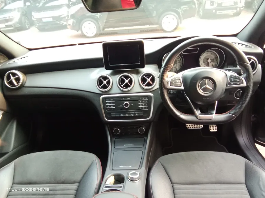 Foto Mobil Bekas Dashboard Mercedes-Benz CLA200 1.6 tahun 2015
