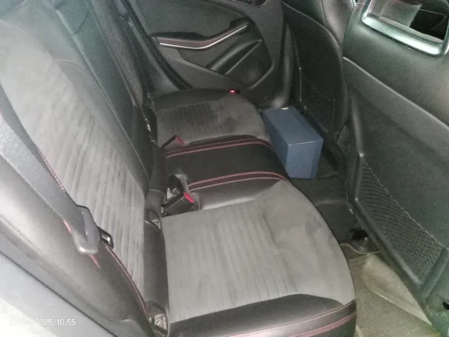 Foto Mobil Bekas Kabin Belakang Mercedes-Benz CLA200 1.6 tahun 2015