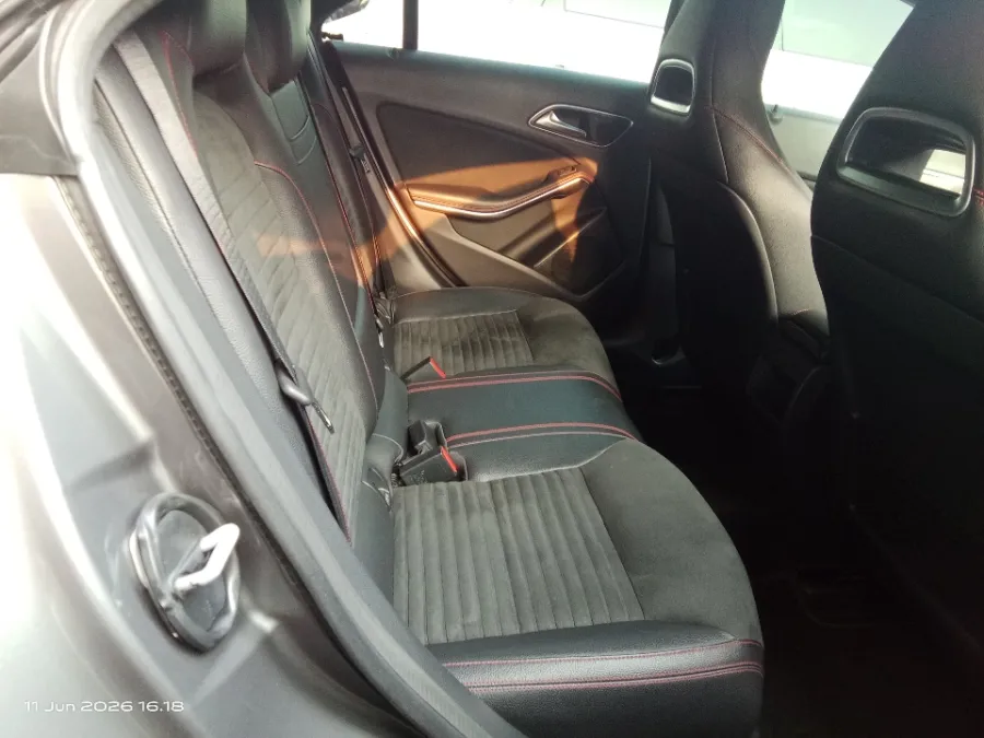 Foto Mobil Bekas Kabin Belakang Mercedes-Benz CLA200 1.6 tahun 2015