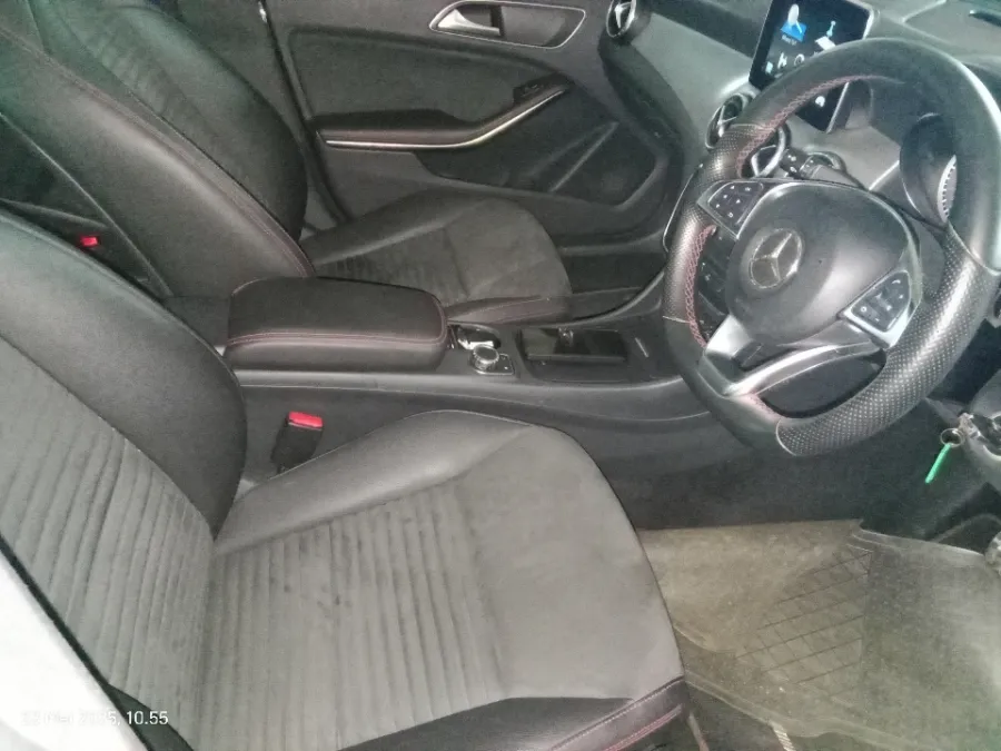 Foto Mobil Bekas Kabin Depan Mercedes-Benz CLA200 1.6 tahun 2015
